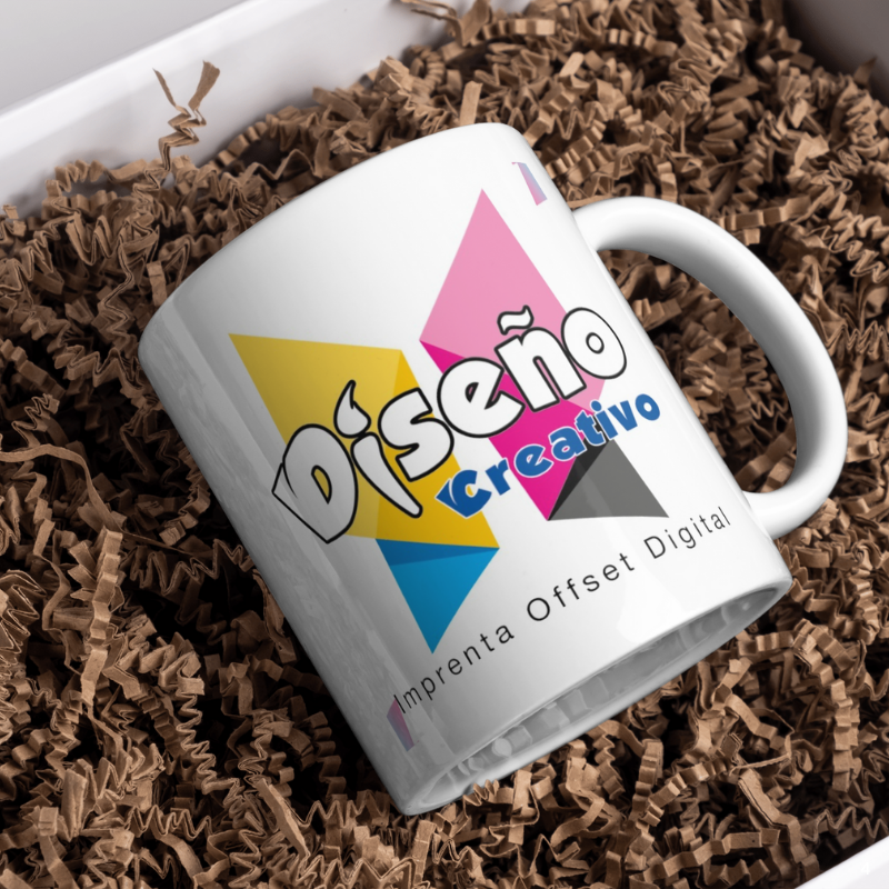 "Taza blanca de cerámica con el logo Diseño Creativo impreso, sobre fondo naranja"