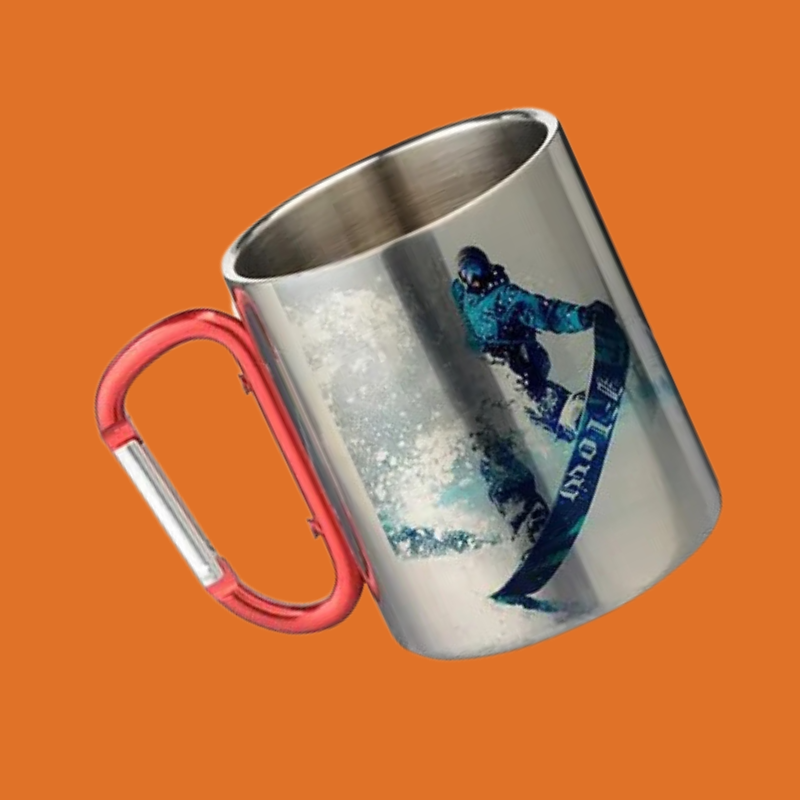 Taza de acero inoxidable con asa mosquetón roja y diseño personalizado, sobre fondo naranja #e07228.
