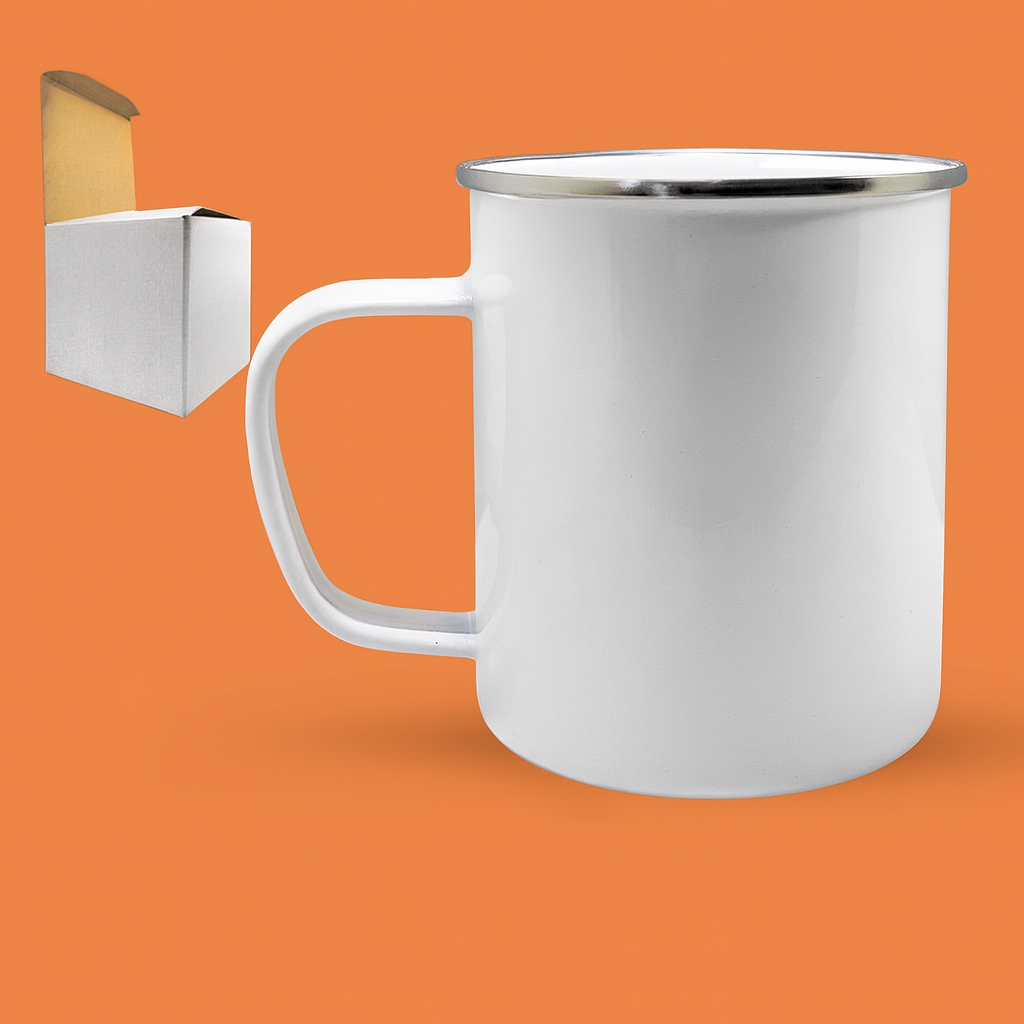 Taza esmaltada blanca con borde metálico sobre fondo naranja, acompañada de caja blanca en la esquina superior izquierda.