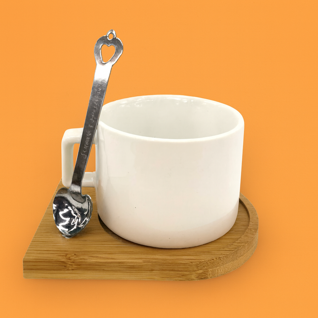 Taza de porcelana con base de madera y cucharilla azul, 177 mL, presentación individual.