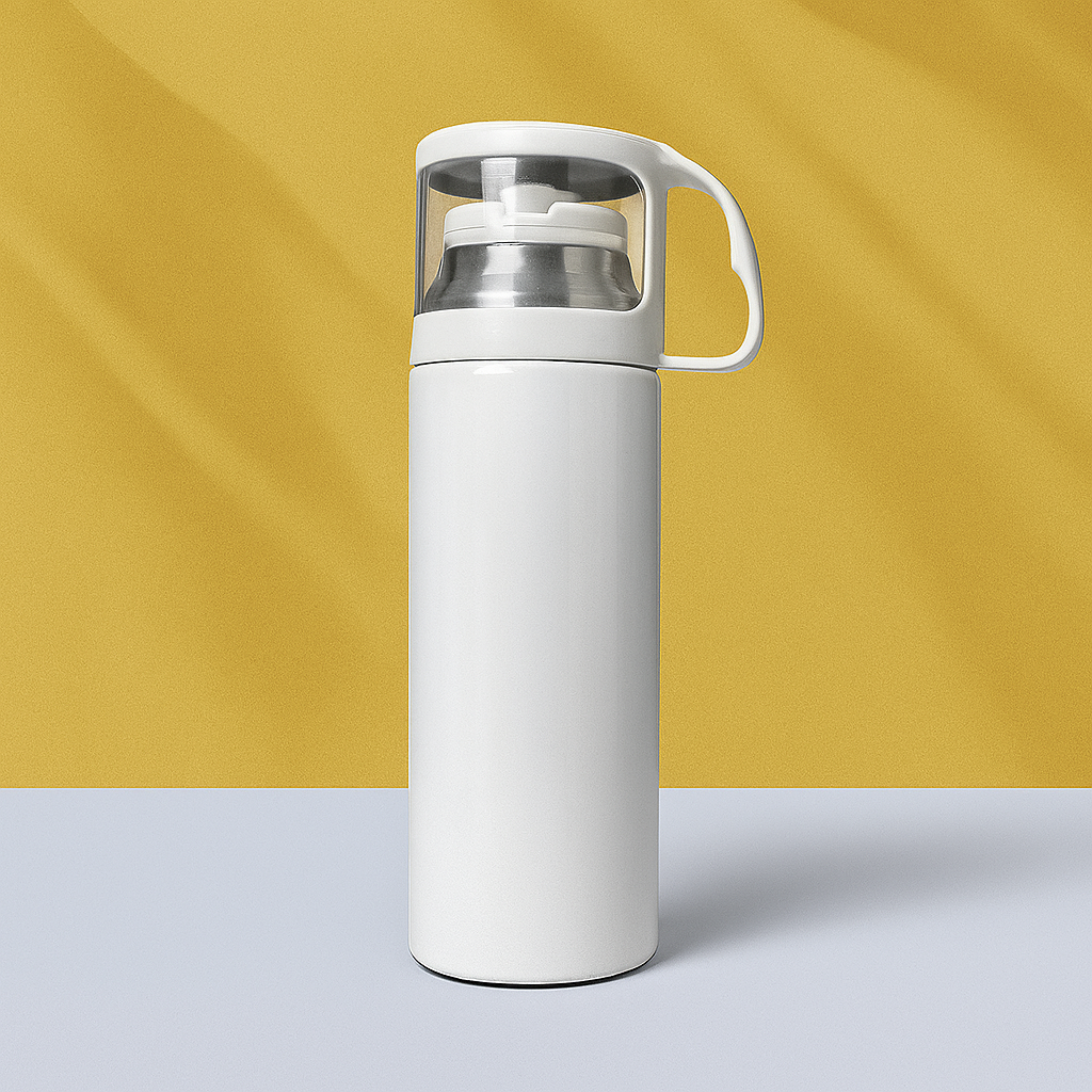 Termo blanco de acero inoxidable con tapa acrílica y asa lateral, sobre fondo dorado claro. Imagen cuadrada para destacar producto nuevo en catálogo web.<br />

